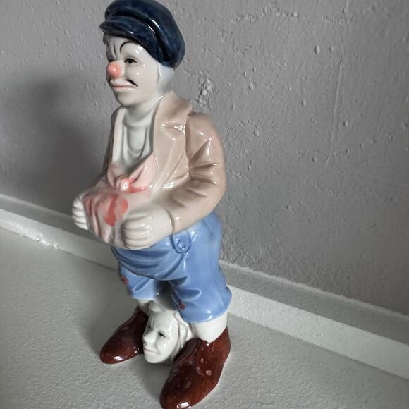 Vintage Porcelain Clown Figurine – 7” Ceramic Masked Face Circus Collectible - Picture 4 of 14